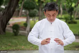气功，易筋经，拉筋疗法，震体式，中医经络，以腰带动敲击胆经图片