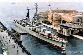 古堡与巨舰：100年来，阿拉贡城堡与途经城堡进出塔兰托港的军舰图片
