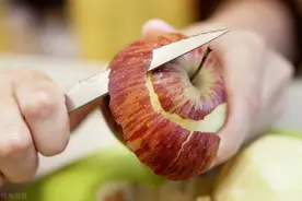 苹果削皮还是不削皮？《农业与食品化学杂志》给出了最佳答案图片