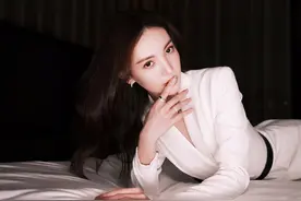 金晨走御姐路线真好看，把西装当裙子穿，玩下衣失踪不要太迷人图片