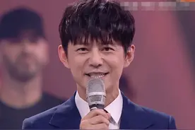 “青春芒果夜”直播镜头下的明星：蔡徐坤下巴瞩目，万茜细纹明显图片
