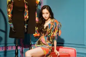 满屏幕都是腿！孙娜恩侧脸杀，气质美艳图片