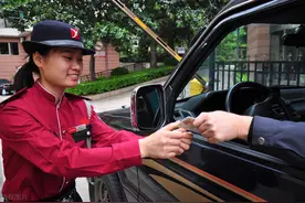 环卫、服务员和保洁保安，月薪两千多，只有服务员适合待遇提高？图片