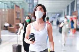 赵奕欢身材真的太惹火，穿紧身背心秀曲线，勒出赘肉也挺美的图片