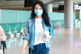 王紫璇低调现身机场，白T搭蓝色休闲裤，粉色帆布鞋色彩靓丽图片