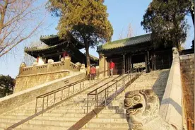 北极阁门口的滑梯，老济南的孩子都玩过！图片