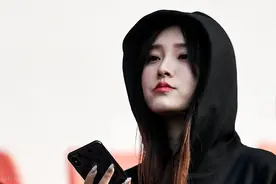 大连迎战泰达，看台美女球迷云集，为主队加油图片