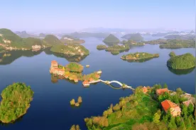 百花湖以环境幽雅而著称，湖中岛屿108个图片