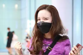 张萌现身机场，紫色紧身短袖，搭配工装长裤，真是酷酷的女孩子图片