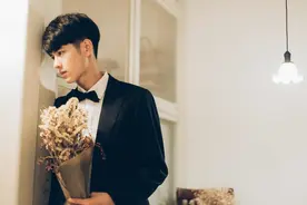 小说：她暗恋男神近10年，终于相爱时，才知自己错过他3次表白图片
