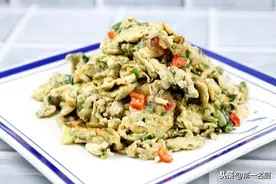 香椿炒鸡蛋到底要不要焯水？大厨教你正确的做法，这样吃更营养图片