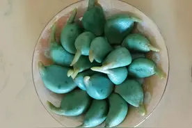 要想腊八蒜好吃，别直接加醋，掌握4个窍门，颜色碧绿，又香又脆图片