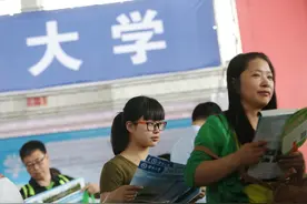 一个大学老师眼中的二本学生图景：成不了精英，也回不了底层图片