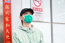 人气高也“受罪“，丁禹兮凌晨搭机人气火爆，抱粉丝信件显疲惫图片