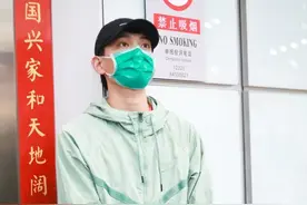 人气高也“受罪“，丁禹兮凌晨搭机人气火爆，抱粉丝信件显疲惫图片