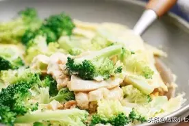 炒西兰花加“它”，营养又低脂，连吃3星期脂肪减一半，美容养颜图片
