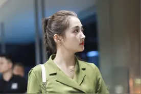 关晓彤真是“腿精”，穿绿色西装裙秀大长腿，“三七身材”太迷人图片