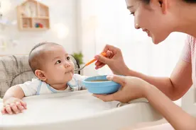 如何教宝宝学会咀嚼？大人的示范以及每周辅食计划很重要图片