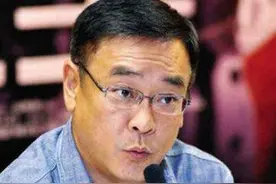“世纪渣男”尔冬升，毁了三个女人，自称丁克，瞒妻产子图片