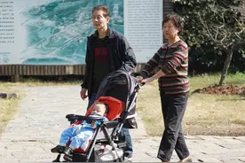 奶奶跟孙子说妈妈坏话，孩子的回应让奶奶不敢再吭声，网友：机智图片