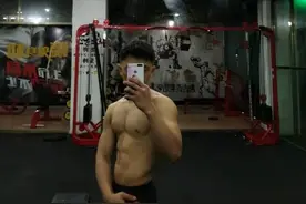 00后筋肉小狼狗上线，腹肌够撩图片