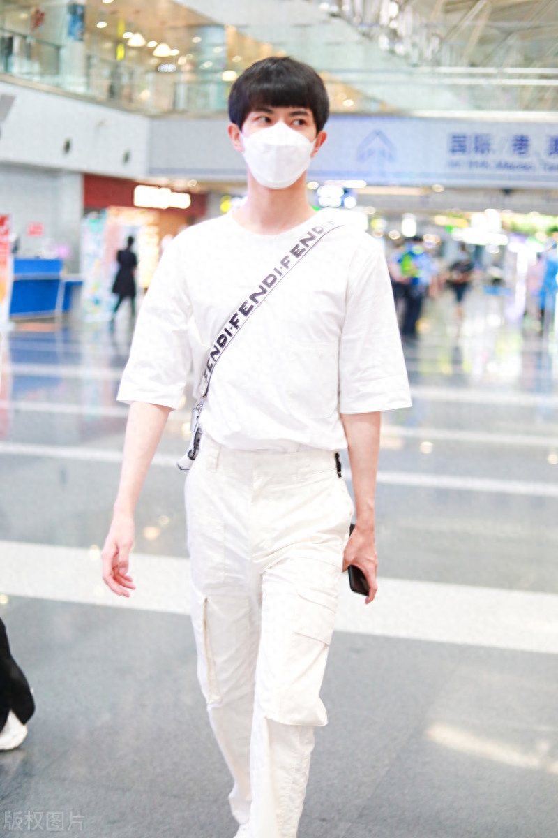 于朦胧顺毛发型化身乖乖男孩,浓眉大眼是标准的型男吧