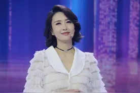 央视主持人张蕾，穿蛋糕裙太富态，蛋糕长袖太显胖了图片