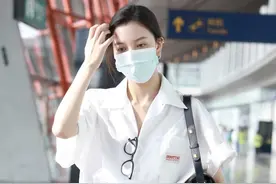 街拍：宋妍霏穿短袖衬衫配阔腿裤搭时尚凉拖，尽显休闲时髦图片