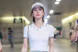 刘诗诗少女感太强了，短款POLO衫精致可爱，配半裙温柔迷人图片