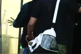 王一博深夜低调现身，前往参加《天天向上》录制，斜挎包很帅气图片