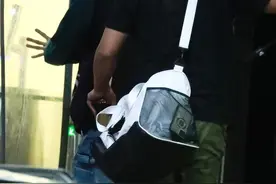 王一博深夜低调现身，前往参加《天天向上》录制，斜挎包很帅气图片