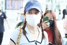 吴昕真是越来越自信了！穿搭少女风秀小蛮腰，清新自然很冻龄图片