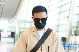 韩庚现身机场，穿着工装衬衣尽显潮范，标准寸发精神气十足图片