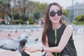 李思思不愧是主持人，在国外旅游简单穿着都这么时髦，气质好重要图片
