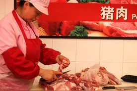 猪肉大涨难降，卖肉的抱怨，屠宰的说亏，养殖户不赚，谁在说谎？图片