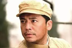 "赵政委"何政军：结婚28年0绯闻，看看老婆是谁就明白了图片