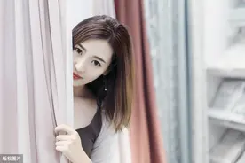 还在羡慕别人傲人胸型？平胸照样穿出潮流范儿！图片