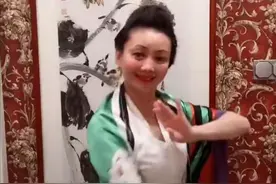 朱军妻子谭梅罕秀恩爱，曝老公亲自为她设计丝巾！夫妻感情惹人羡图片