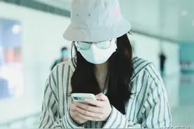 迪丽热巴现身机场，一身搭配随性帅酷，简约却气质范十足图片