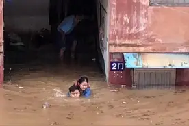 大雨中逆水送考，开考前送定制礼物……他们为高考学生保驾护航图片