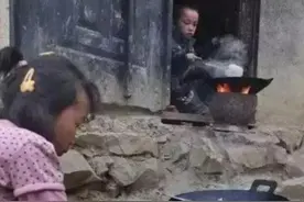 残疾姐姐将弟弟养大，弟弟婚后只寄钱不回家，见到弟媳姐姐愣了图片