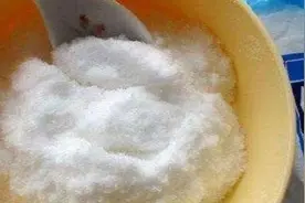 微博大V说食盐里有“亚铁氰化钾”，高温分解出剧毒？不可信图片