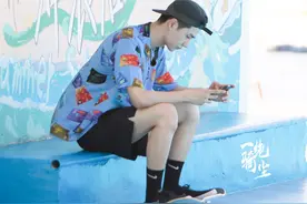 叮咚！踏浪少年王一博《夏日冲浪店》图集来啦图片