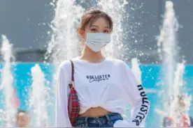 蓝色牛仔短裤，打造俏皮可爱的少女气质图片