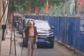 老人马路上步履蹒跚，身后整队车开启“静音模式”，暖心一幕被拍下图片