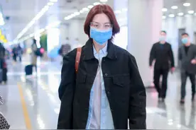 张馨予气质好slay，穿leggings配绑腿秀身材，中分红发气场十足图片