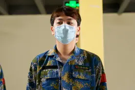 QG刺痛军训期间后羿公孙离双国服,站军姿被鸟屎拉在头上,囧事太多图片