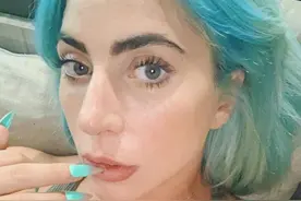 Lady Gaga晒自拍秀傲人身材 染青发配美甲精致时髦图片