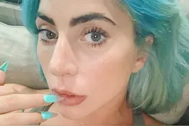 Lady Gaga晒自拍秀傲人身材 染青发配美甲精致时髦图片