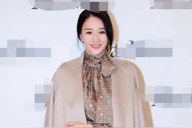 44岁李小冉公开亮相，皮肤被赞白到发光，可惜裙子起静电显尴尬图片